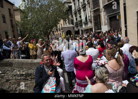 Granada, Granada, Spanien. 12. Mai 2018. Die Gläubigen von "El Rocio" bruderschaft während der Prozession von El Rocio in Granada zu sehen. Die "Romeria del Rocio'' ist eines der beliebtesten Feste in Andalusien, Tausende von Pilgern in Almonte Dorf (Huelva) anzubeten, Virgen del Rocio gehen. Credit: Carlos Gil/SOPA Images/ZUMA Draht/Alamy leben Nachrichten Stockfoto