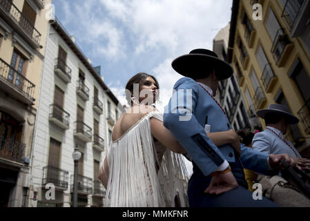 Granada, Granada, Spanien. 12. Mai 2018. Zwei Gläubigen ein Pferd reiten während der Prozession von El Rocio in Granada. Die "Romeria del Rocio'' ist eines der beliebtesten Feste in Andalusien, Tausende von Pilgern in Almonte Dorf (Huelva) anzubeten, Virgen del Rocio gehen. Credit: Carlos Gil/SOPA Images/ZUMA Draht/Alamy leben Nachrichten Stockfoto