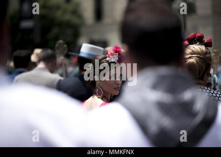 Granada, Granada, Spanien. 12. Mai 2018. Eine Frau Blick zurück während der Prozession von El Rocio in Granada. Die "Romeria del Rocio'' ist eines der beliebtesten Feste in Andalusien, Tausende von Pilgern in Almonte Dorf (Huelva) anzubeten, Virgen del Rocio gehen. Credit: Carlos Gil/SOPA Images/ZUMA Draht/Alamy leben Nachrichten Stockfoto