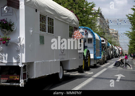 Granada, Granada, Spanien. 12. Mai 2018. Wohnwagen bis entlang der Gran Via von Granada während der Prozession von El Rocio. Die "Romeria del Rocio'' ist eines der beliebtesten Feste in Andalusien, Tausende von Pilgern in Almonte Dorf (Huelva) anzubeten, Virgen del Rocio gehen. Credit: Carlos Gil/SOPA Images/ZUMA Draht/Alamy leben Nachrichten Stockfoto