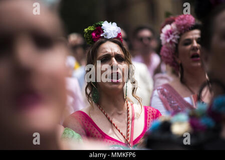 Granada, Granada, Spanien. 12. Mai 2018. Eine Frau gesehen Gesang während der Prozession von El Rocio in Granada. Die "Romeria del Rocio'' ist eines der beliebtesten Feste in Andalusien, Tausende von Pilgern Sie auf Almonte Dorf (Huelva) anzubeten, Virgen del Rocio. Credit: Carlos Gil/SOPA Images/ZUMA Draht/Alamy leben Nachrichten Stockfoto