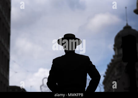 Granada, Granada, Spanien. 12. Mai 2018. Silhouette einer Reiterin in Granada Straße während der Prozession von El Rocio gesehen. Die "Romeria del Rocio'' ist eines der beliebtesten Feste in Andalusien, Tausende von Pilgern in Almonte Dorf (Huelva) anzubeten, Virgen del Rocio gehen. Credit: Carlos Gil/SOPA Images/ZUMA Draht/Alamy leben Nachrichten Stockfoto