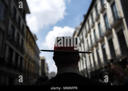 Granada, Granada, Spanien. 12. Mai 2018. Ein Mann, der typisch spanischen Hut in Reyes Catolicos Straße in Granada gesehen während der Prozession von El Rocio. Die "Romeria del Rocio'' ist eines der beliebtesten Feste in Andalusien, Tausende von Pilgern in Almonte Dorf gehen (Huelva) anzubeten, Virgen del Rocio. Credit: Carlos Gil/SOPA Images/ZUMA Draht/Alamy leben Nachrichten Stockfoto
