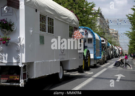 Granada, Granada, Spanien. 12. Mai 2018. Wohnwagen bis entlang der Gran Via von Granada während der Prozession von El Rocio. Die "Romeria del Rocio'' ist eines der beliebtesten Feste in Andalusien, Tausende von Pilgern in Almonte Dorf (Huelva) anzubeten, Virgen del Rocio gehen. Credit: Carlos Gil/SOPA Images/ZUMA Draht/Alamy leben Nachrichten Stockfoto