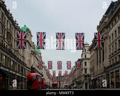 London, Großbritannien. 12. Mai 2018. - Union Flaggen hängt über LondonÕs Regent Street vor der königlichen Hochzeit von Prinz Harry und Meghan Markle am 19. Mai 2018 in der St. George's Chapel in Windsor Castle. Kredit Roamwithrakhee/Alamy leben Nachrichten Stockfoto
