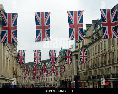 London, Großbritannien. 12. Mai 2018. - Union Flaggen hängt über LondonÕs Regent Street vor der königlichen Hochzeit von Prinz Harry und Meghan Markle am 19. Mai 2018 in der St. George's Chapel in Windsor Castle. Kredit Roamwithrakhee/Alamy leben Nachrichten Stockfoto