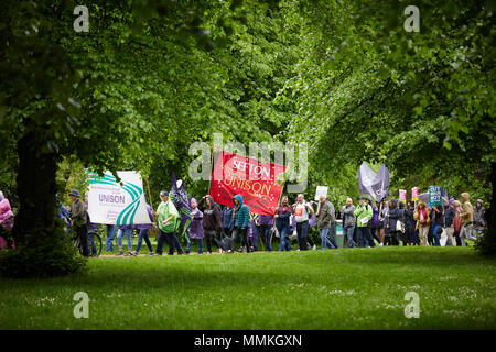 London, Großbritannien. 12. Mai 2018. London, Großbritannien. 12. Mai 2018. London, Großbritannien. 12. März 2018. Demonstranten März durch einen Park im Regen auf dem Weg zu einer TUC-Rallye. Credit: Kevin Frost-/Alamy Live News Credit: Kevin Frost-/Alamy Live News Credit: Kevin Frost-/Alamy leben Nachrichten Stockfoto