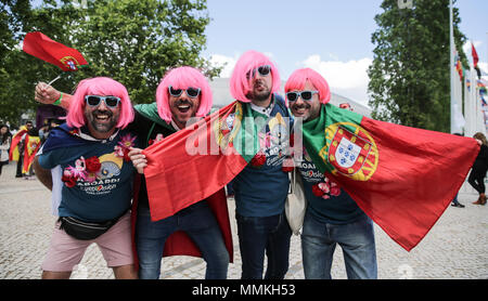 Portugal, Lissabon. 12. Mai 2018. Fans aus Portugal warten außerhalb des Altice Arena für die Endrunde der 63. Eurovision Song Contest. Foto: Jörg Carstensen/dpa Quelle: dpa Picture alliance/Alamy leben Nachrichten Stockfoto