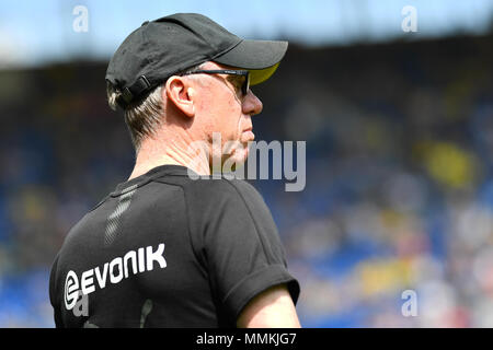 12. Mai 2018, Deutschland, Sinsheim: Fussball, Bundesliga, TSG 1899 Hoffenheim gegen Borussia Dortmund in der Rhein-Neckar-Arena. Der Dortmunder Trainer Peter Stoeger. Foto: Uwe Anspach/dpa - WICHTIGER HINWEIS: Aufgrund der Deutschen Fußball Liga (DFL) · s Akkreditierungsregeln, Veröffentlichung und Weiterverbreitung im Internet und in online Medien ist während des Spiels zu 15 Bildern pro Spiel beschränkt Stockfoto