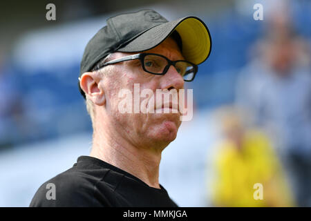 12. Mai 2018, Deutschland, Sinsheim: Fussball, Bundesliga, TSG 1899 Hoffenheim gegen Borussia Dortmund in der Rhein-Neckar-Arena. Der Dortmunder Trainer Peter Stoeger. Foto: Uwe Anspach/dpa - WICHTIGER HINWEIS: Aufgrund der Deutschen Fußball Liga (DFL) · s Akkreditierungsregeln, Veröffentlichung und Weiterverbreitung im Internet und in online Medien ist während des Spiels zu 15 Bildern pro Spiel beschränkt Stockfoto