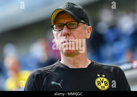 12. Mai 2018, Deutschland, Sinsheim: Fussball, Bundesliga, TSG 1899 Hoffenheim gegen Borussia Dortmund in der Rhein-Neckar-Arena. Der Dortmunder Trainer Peter Stoeger. Foto: Uwe Anspach/dpa - WICHTIGER HINWEIS: Aufgrund der Deutschen Fußball Liga (DFL) · s Akkreditierungsregeln, Veröffentlichung und Weiterverbreitung im Internet und in online Medien ist während des Spiels zu 15 Bildern pro Spiel beschränkt Stockfoto