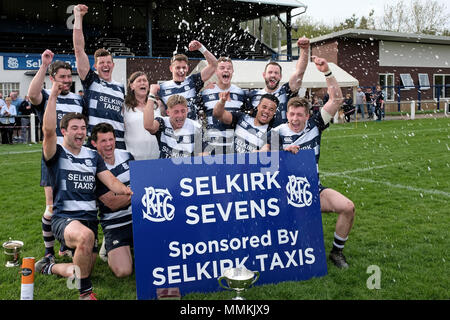 Selkirk, Schottland, Großbritannien. 12. Mai 2018. Selkirk RFC, Philiphaugh, UK. 12.Mai.2018. Könige der 7 s-Selkirk gewinnen Selkirk Team, siegreich nach einem nägelkauen Finale 12 Punkte zu 7 gegen Melrose Der 95 Spielen der Selkirk Sevens, an Philiphaugh, Selkirk am Samstag, den 12. Mai 2018. Mit Grenzen Teams, Melrose, Selkirk, Schottland, Großbritannien. 12. Mai 2018. Hawick, Jedforest, Kelso, Peebles, Gala, Langholm sowie Stadt Seiten, Watsonians und Edin Accies (Foto: Rob Grau): Rob Grau/Alamy leben Nachrichten Stockfoto