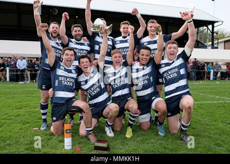 Selkirk, Schottland, Großbritannien. 12. Mai 2018. Selkirk RFC, Philiphaugh, UK. 12.Mai.2018. Könige der 7 s-Selkirk gewinnen Selkirk Team, siegreich nach einem nägelkauen Finale 12 Punkte zu 7 gegen Melrose Der 95 Spielen der Selkirk Sevens, an Philiphaugh, Selkirk am Samstag, den 12. Mai 2018. Mit Grenzen Teams, Melrose, Selkirk, Schottland, Großbritannien. 12. Mai 2018. Hawick, Jedforest, Kelso, Peebles, Gala, Langholm sowie Stadt Seiten, Watsonians und Edin Accies (Foto: Rob Grau): Rob Grau/Alamy leben Nachrichten Stockfoto