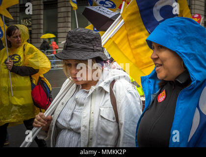 12. Mai 2018. London, Großbritannien. TUC Rallye 'New Deal' für die Arbeiter verlangen, und bessere öffentliche Dienstleistungen. Tausende Demonstranten marschierten von Damm am Hyde Park, fordert höhere Mindestlöhne, ein Ende der 0-Stunden Verträge und die Aufstockung der Finanzmittel für wichtige öffentliche Dienstleistungen. Stockfoto