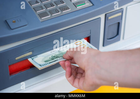 Das Geld aus dem Geldautomaten Stockfoto