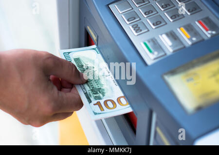 Das Geld aus dem Geldautomaten Stockfoto