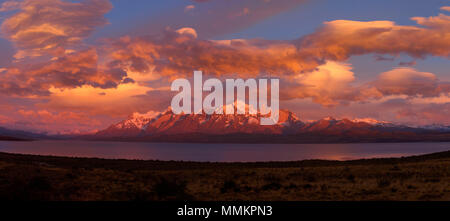 Lago Sarmiento, Patagonien, Chile. Panorama von Sonnenaufgang am Lago Sarmiento und Torres del Paine. Stockfoto