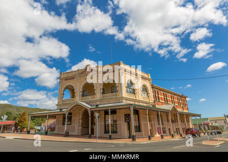 Queenstown, Tasmanien, Australien - Januar 10, 2015: Empire Hotel im viktorianischen Stil, im historischen Queenstown, der größten Stadt auf Tasmanias Westküste Stockfoto