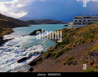 Salto Chico fällt, Lago Pehoe, und Explora Patagonia Hotel Stockfoto