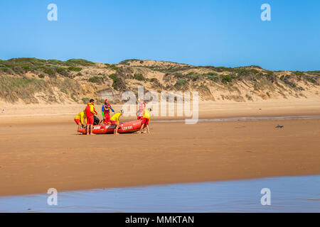 Phillip Island, Victoria, Australien - 4. Januar 2015: Baywatch vorbereiten auf das Meer mit dem Rettungsboot in Woolamai Surf Life Saving Club gehen, Kap Woo Stockfoto