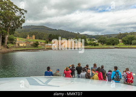 Port Arthur Histic Website, Tasmanien, Australien - Januar 15, 2015: Gruppe von Touristen aus dem Boot nach der Reise auf die Insel der Toten in der Nähe von Stockfoto