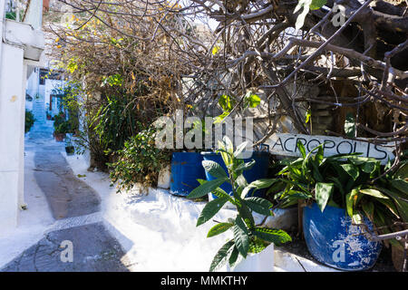 Gasse in Anafiotika Nachbarschaft in der Plaka von Athen die Akropolis in Griechenland führende Stockfoto