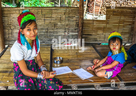 Chiang Rai, Thailand - 25. Juli 2011: Karen Padaung Stamm Frau und ein junger Mädchen in Chiang Rai Stadt nahe der Grenze zu Burma Stockfoto