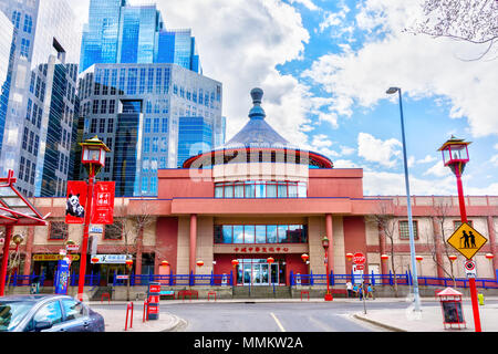 CALGARY, Kanada - 6. Mai 2018: Die chinesische Kulturzentrum ist das Wahrzeichen von Calgary in der Chinatown Downtown Finanzviertel. Ope Stockfoto