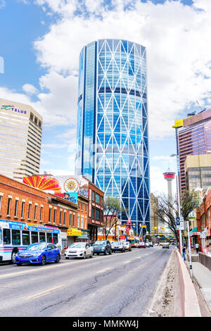 CALGARY, Kanada - 6. Mai 2018: Calgary Chinatown in Downtown Financial District mit dem Bogen und seinen ikonischen Calgary Tower im Hintergrund. Bei 774 Ft Stockfoto