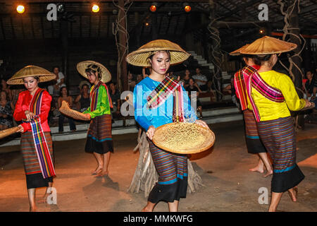 Chiang Mai, Thailand - 24. Juli 2011: Frauen in traditioneller Kleidung, ihre Show von Lanna Thai Tanz durchführen bei Kantoke Palace Stockfoto