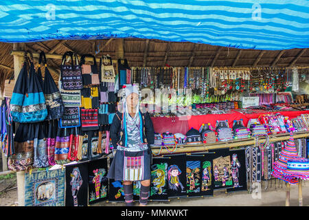 Chiang Rai, Thailand - 27. Juli 2011: einen langen Hals Frau Karen in den Shop, Padaung Stamm in einem Dorf nahe der Grenze zu Burma Stockfoto