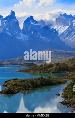 Torres del Paine National Park, Patagonien, Chile. Die Peaks von Los Cuernos Turm über dem Lago Pehoe. Stockfoto