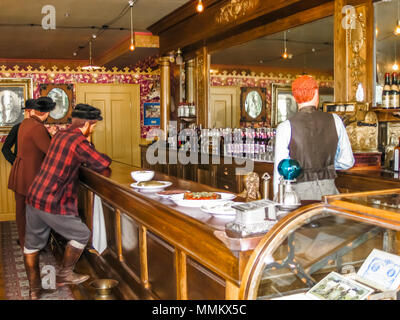 Skagway, Alaska, Vereinigte Staaten - 7. August 2009: Das Maskottchen Limousine, authentische Restaurierung der alten Skagway. Menschen Statuen in Wachs. Stockfoto