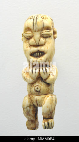 . English: This Frauenfigur aus Elfenbein ist ein Amulett mu Po aus dem Kameruner Grasland, Bamunkung. This magische Figur Höhle sollte Träger im Kameruner Grasland vor Hexerei schützen, sterben als Publikum und Vaterland von diesem, Unglück und Tod angesehen wurde. Bei Maskentänzen trug der Tänzer das Amulett am Körper. Englisch: Amulett geschaffen, die früher von Unbekannten in der westlichen Hochplateau, Kamerun als im Jahr 1901. . Früher als im Jahr 1901.. Unbekannt, Foto von Michael Gäbler Frauenfigur, Amulett mu Po, Kameruner Grasland, Bamunkung; im Staedtischen Museum Braunschweig Stockfoto