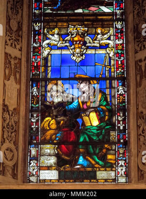 . Glasmalerei, an der vorderen Wand, Filippo Strozzi Italienisch: San Giovanni Evangelista e San Filippo St. Johannes der Evangelist und St. Philip. zwischen 1487 und 1502. Cappella di Filippo Strozzi, vetrata, 02. Stockfoto