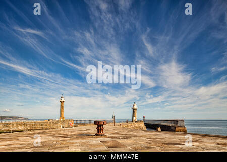 Der Osten Pier und Leuchttürme am Eingang zum Hafen von Whitby, North Yorkshire. Stockfoto