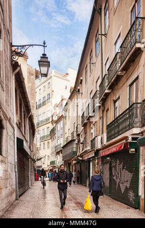 27. Februar 2018: Lissabon, Portugal - Einkaufen in den Gassen der Innenstadt. Stockfoto
