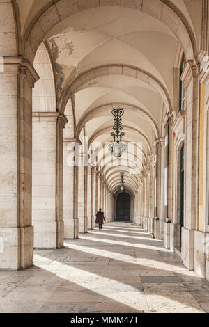 Vom 7. März 2018: Lissabon, Portugal - Kolonnade in Praca de Comercio, Lissabon, Portugal, eine Person zu Fuß. Stockfoto