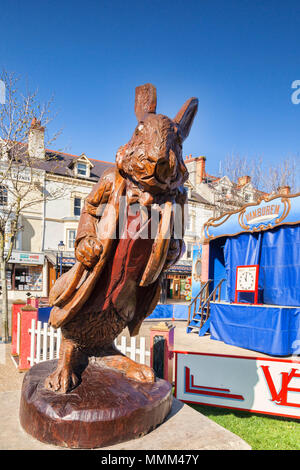 7. Mai 2018: Llandudno, Conwy, North Wales - White Rabbit eiche Skulptur, von Simon Hedger, Teil der Alice in Wonderland Trail, mit einigen Der attra Stockfoto