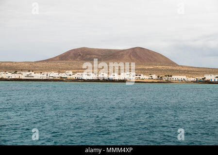 Blick auf die Stadt von Caleta del Sebo auf der Insel La Graciosa, aus dem Meer Stockfoto