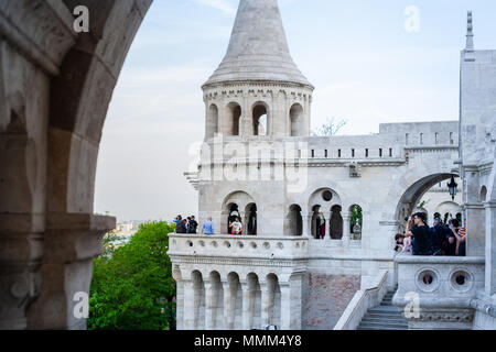 Budapest, Ungarn - 25 April 2018: Touristen zu Fuß zu Fisherman's Bastion Türmen. Stockfoto