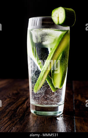 Gurke Cocktail mit Wodka Tonic auf dunklen Holz- Oberfläche. Beverage Konzept. Stockfoto