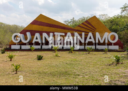 Großes Schild neben der Straße auf einer kleinen Anhöhe der Provinz Guantánamo, Kuba Stockfoto