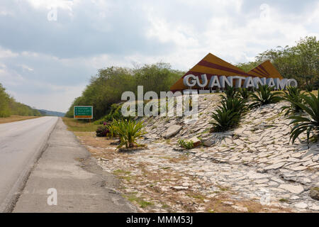 Großes Schild neben der Straße auf einer kleinen Anhöhe der Provinz Guantánamo, Kuba Stockfoto