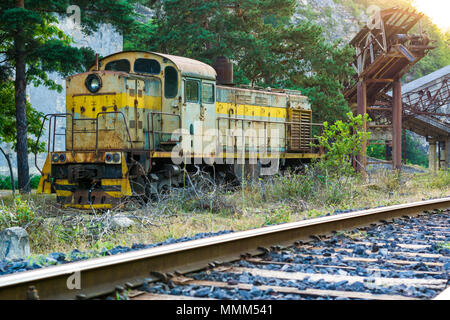 Alte gelbe sowjetischen Diesellok in der Nähe der Eisenbahn Stockfoto