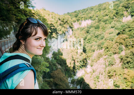 Zeda - gordi, Georgia. Schöne Frau posiert für Foto auf schmalen Hängebrücke oder Anhänger Straße bis zu 140 Meter über dem Abgrund auf dem Gebiet Okatse Stockfoto