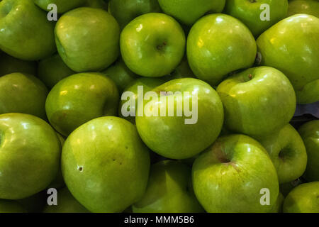 Helle grüne frische Äpfel, liegen ein Haufen, Erstellen einer Apple Hintergrund. Stockfoto