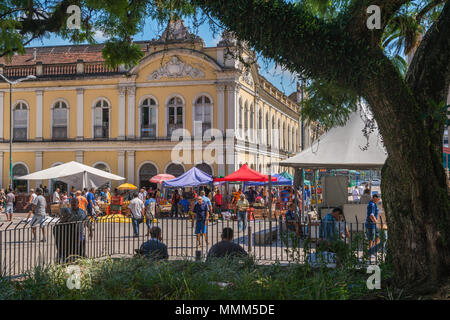 Tägliche Markt im Zentrum von Porto Alegre, gelbes Gebäude aus der Kolonialzeit der 'Mercado Publico 'Rio Grande do Sul, Brasilien, Lateinamerika Stockfoto