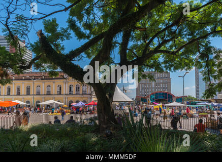 Tägliche Markt im Zentrum von Porto Alegre, gelbes Gebäude aus der Kolonialzeit der 'Mercado Publico 'Rio Grande do Sul, Brasilien, Lateinamerika Stockfoto