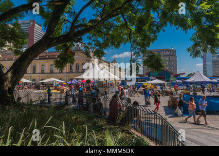 Tägliche Markt im Zentrum von Porto Alegre, gelbes Gebäude aus der Kolonialzeit der 'Mercado Publico 'Rio Grande do Sul, Brasilien, Lateinamerika Stockfoto